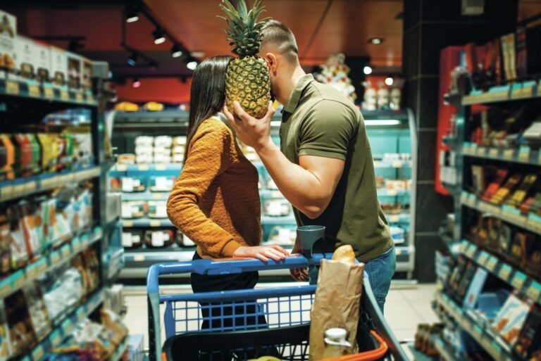 a caminho do supermercado pessoas interagindo