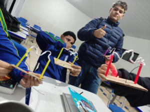 aluno realizando montagem eletrica pratica