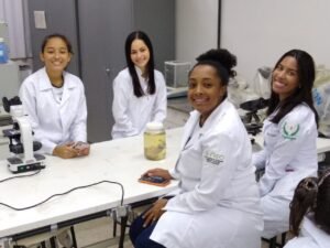 alunos em laboratorio de enfermagem prontos para estagio