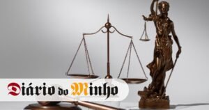 armas em um fundo de balanca da justica