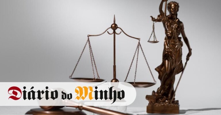 armas em um fundo de balanca da justica