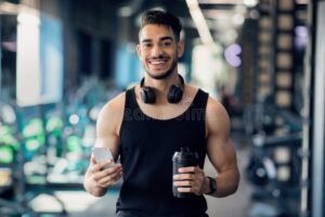 atleta posando com smartphone e rede social