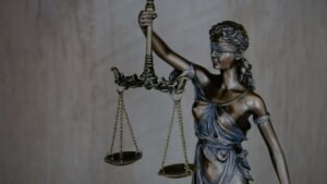 balanca da justica com elementos cientificos