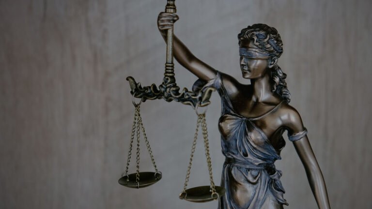 balanca da justica com elementos cientificos