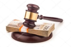 balanca da justica com moedas e documentos