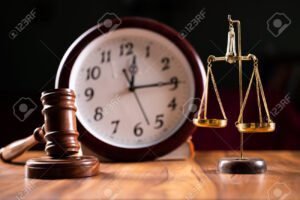 balanca de justica com relogio ao fundo