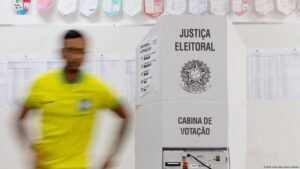 balcao de votacao com voluntarios