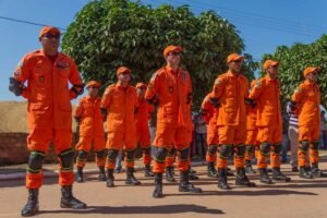 bombeiro militar em acao com equipamento