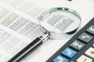 calculadora e graficos financeiros em escritorio