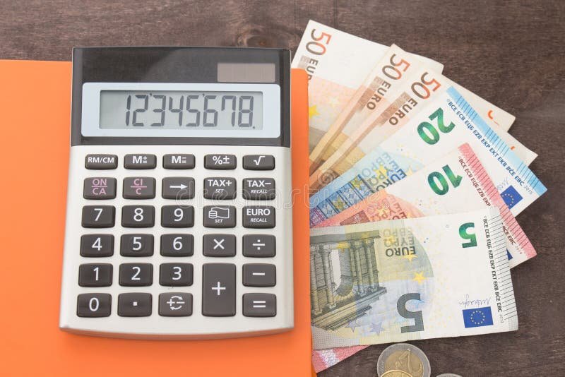 calculadora sobre fundo com notas fiscais