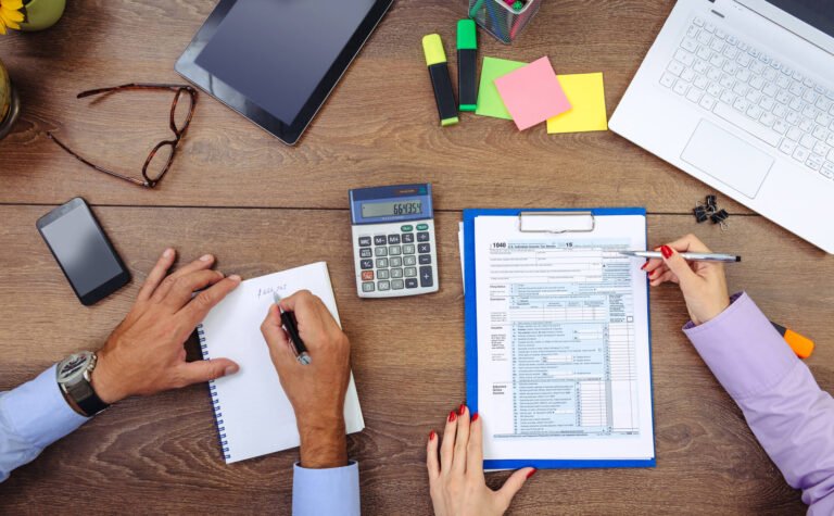 calculo de tributos em uma mesa de escritorio