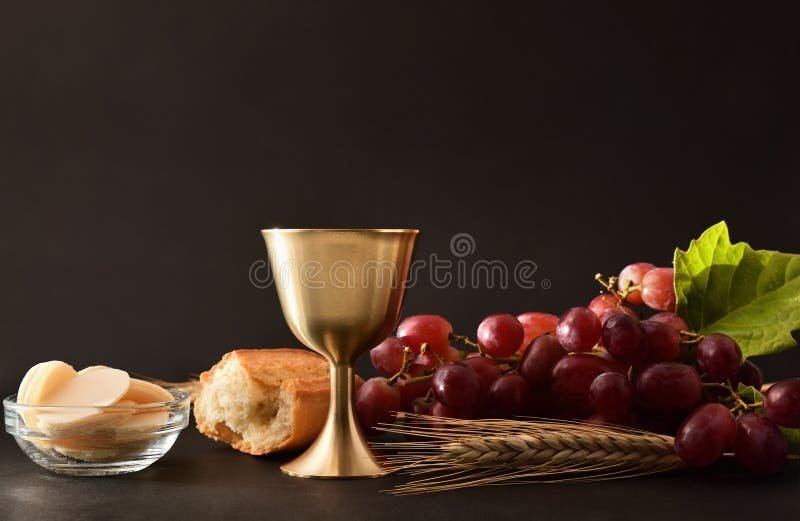 calice e pao em uma mesa de altar