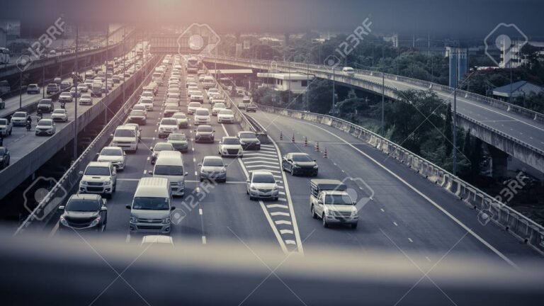 caminho de estradas com carros em movimento