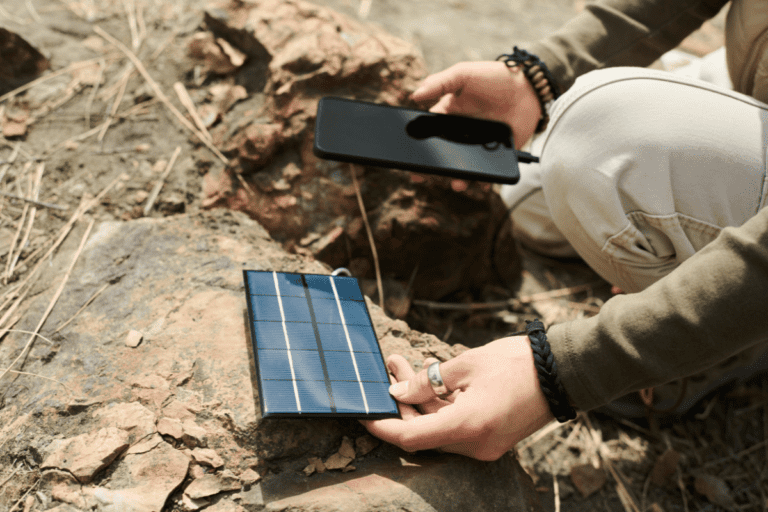 Como funciona um carregador de celular por energia solar