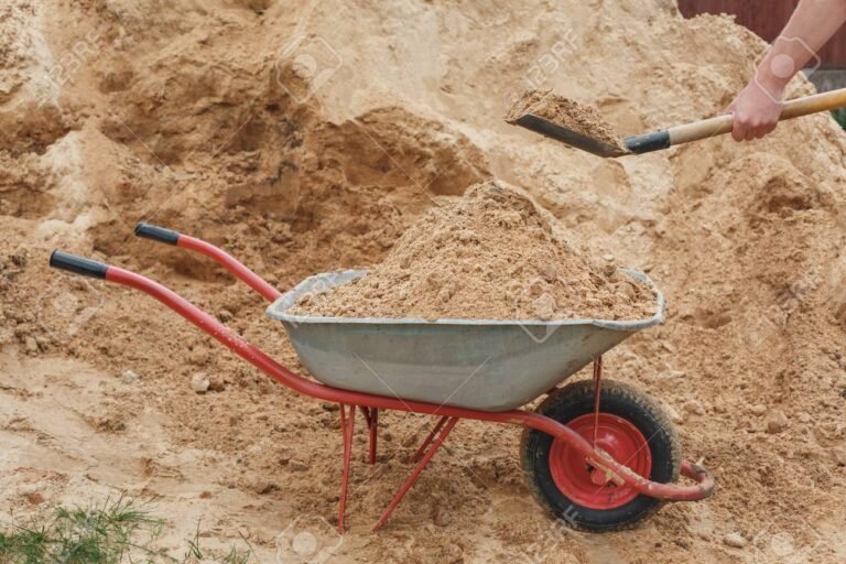 carrinho de mao cheio de areia em construcao