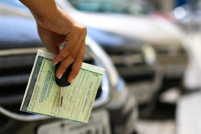 carro com documentos em dia e multas