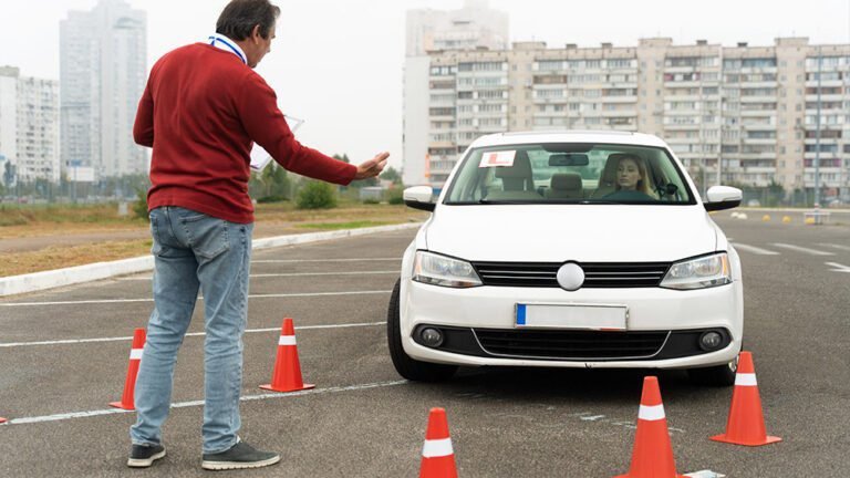 carro de autoescola em acao na cidade