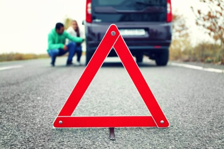 carro na estrada com sinalizacao de distancia