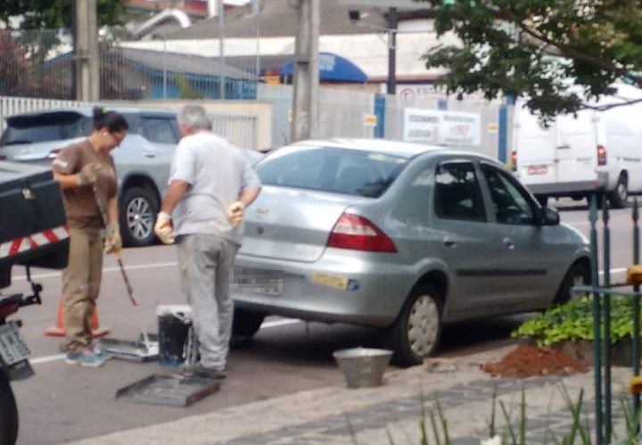 carro parado com sinalizacao de multa