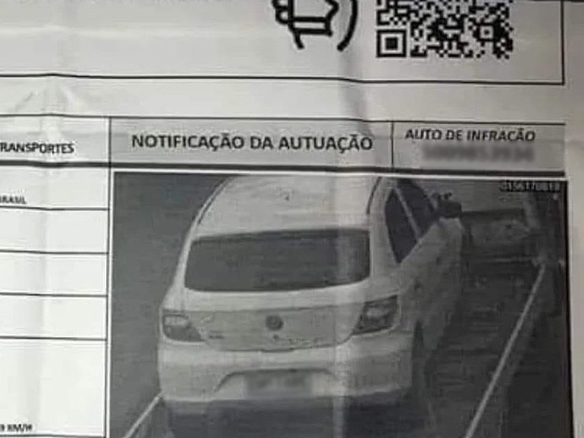 carro sendo multado em uma estrada