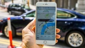 carros de aplicativos em uma cidade movimentada