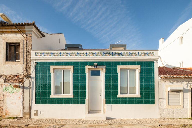 casa em construcao com sinais de alerta