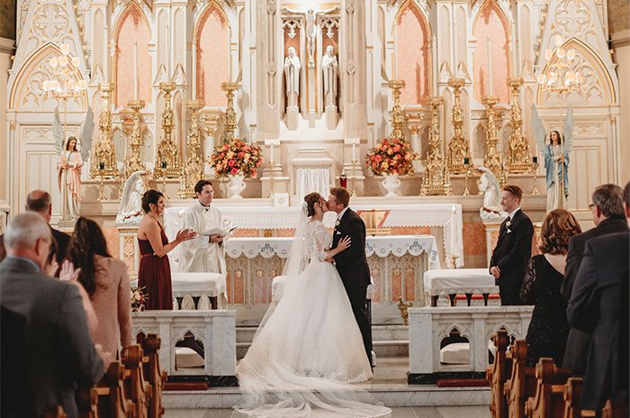 casal celebrando matrimonio na igreja