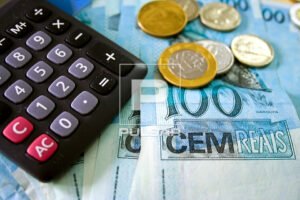 cedulas de dinheiro e calculadora