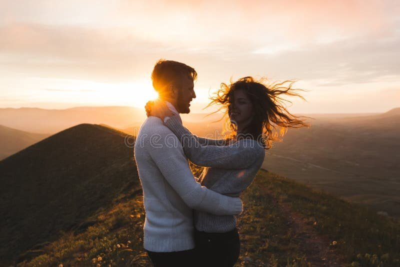 cenas romanticas de um casal feliz