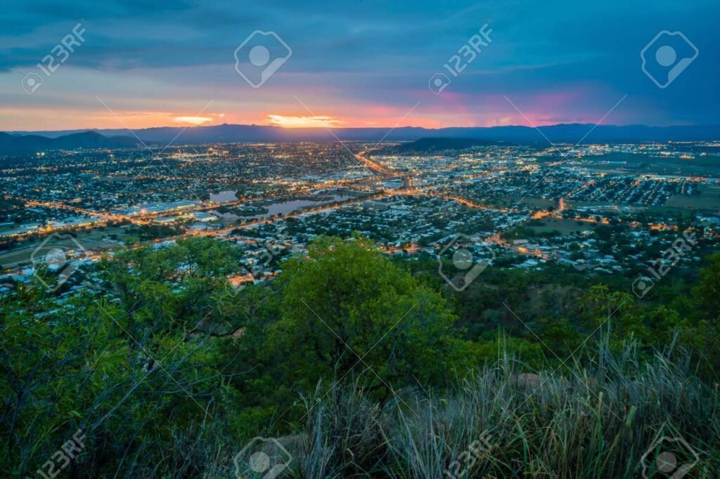 Como é a atmosfera quando cai a noite na cidade