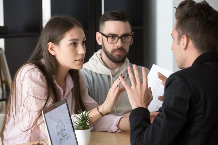 cliente insatisfeito conversando com um atendente