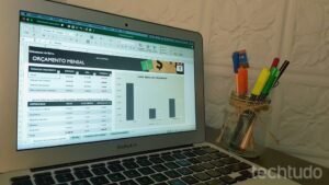 computador com graficos e planilhas abertos