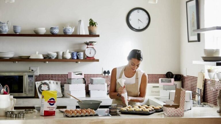 confeiteiro trabalhando em cozinha profissional