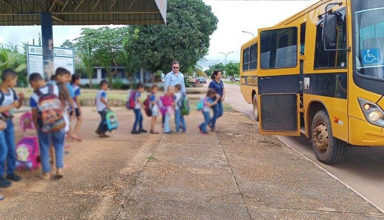 crianca embarcando em onibus urbano