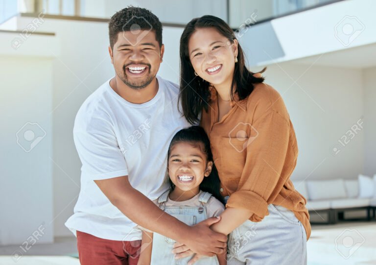 crianca entre pai e mae sorrindo juntos