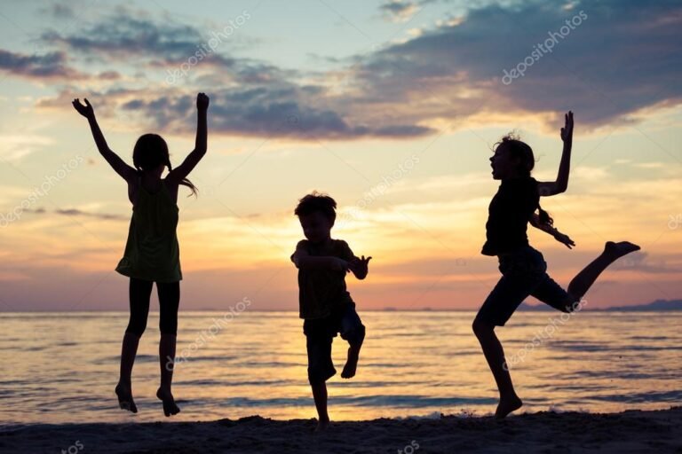 criancas brincando ao por do sol