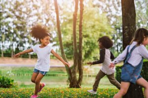 criancas brincando em ambientes ao ar livre