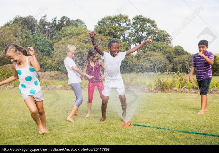 criancas brincando em um parque ensolarado