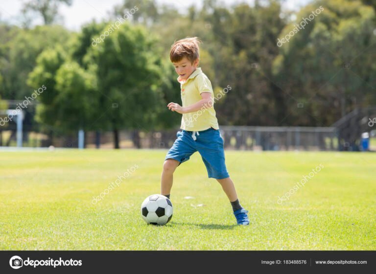 criancas jogando futebol em campo alegre