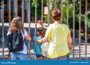 criancas olhando para uma escola fechada