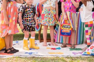 criancas vestindo roupas coloridas e estilosas