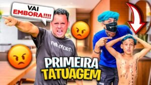 criante fazendo tatuagem com pais ao lado