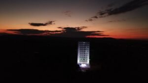 cruz de todos os povos em um por do sol