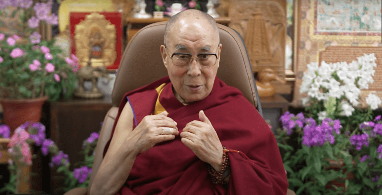 dalai lama sorrindo entre pessoas em harmonia