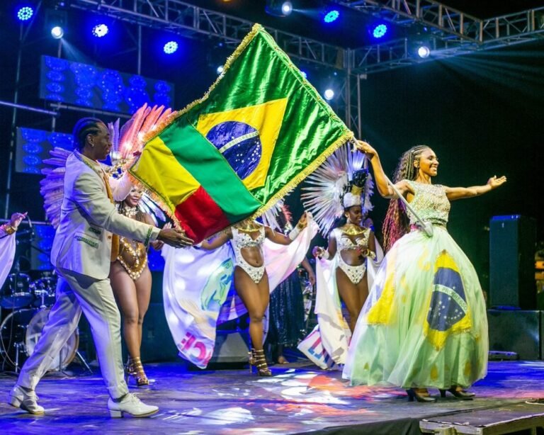 dancarinos representando ginga em movimento