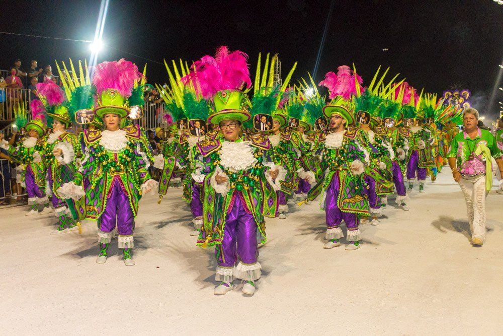 desfile de escolas de samba coloridas