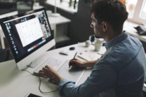 designer trabalhando em interface digital