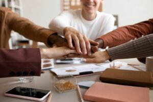 diversas maos trabalhando em diferentes setores
