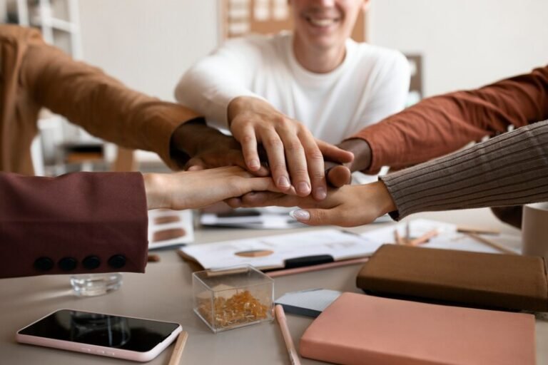 diversas maos trabalhando em diferentes setores