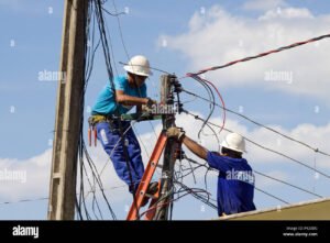 eletricista trabalhando em instalacao eletrica